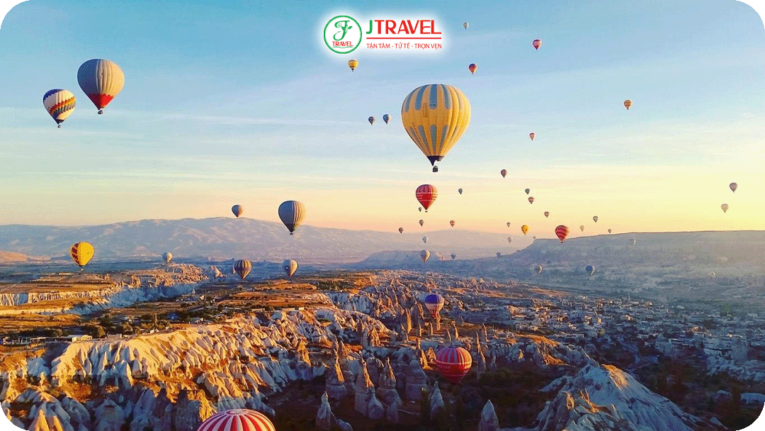 Bay khinh khí cầu giữa thung lũng đá Cappadocia huyền thoại