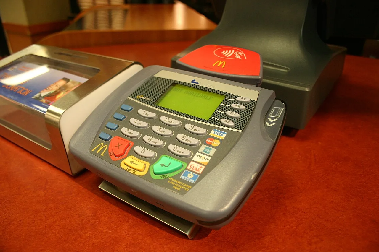 Thanh toán bằng thẻ ở Mỹ, màn hình máy POS gợi ý mức tip