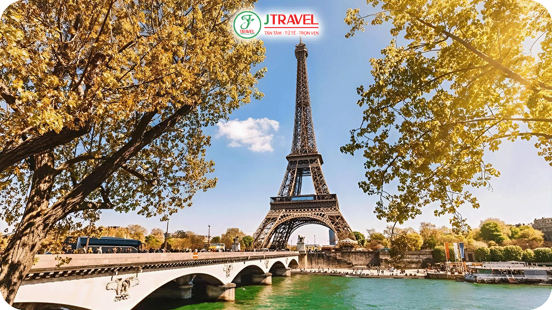 Tháp Eiffel lấp lánh dưới ánh nắng thu – biểu tượng không thể bỏ qua khi đến Paris