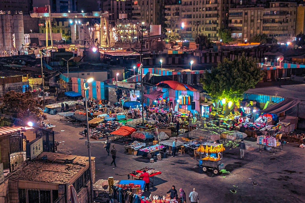 Người dân và du khách trên một con phố đông đúc ở Cairo