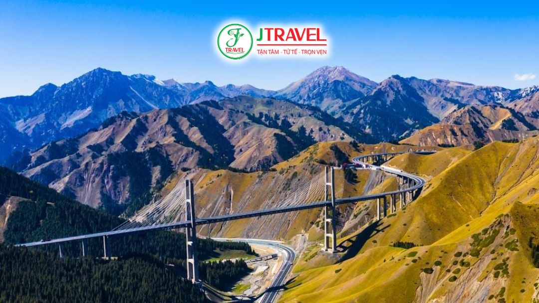 Cầu Guozigou nổi bật giữa thung lũng Ili hùng vĩ