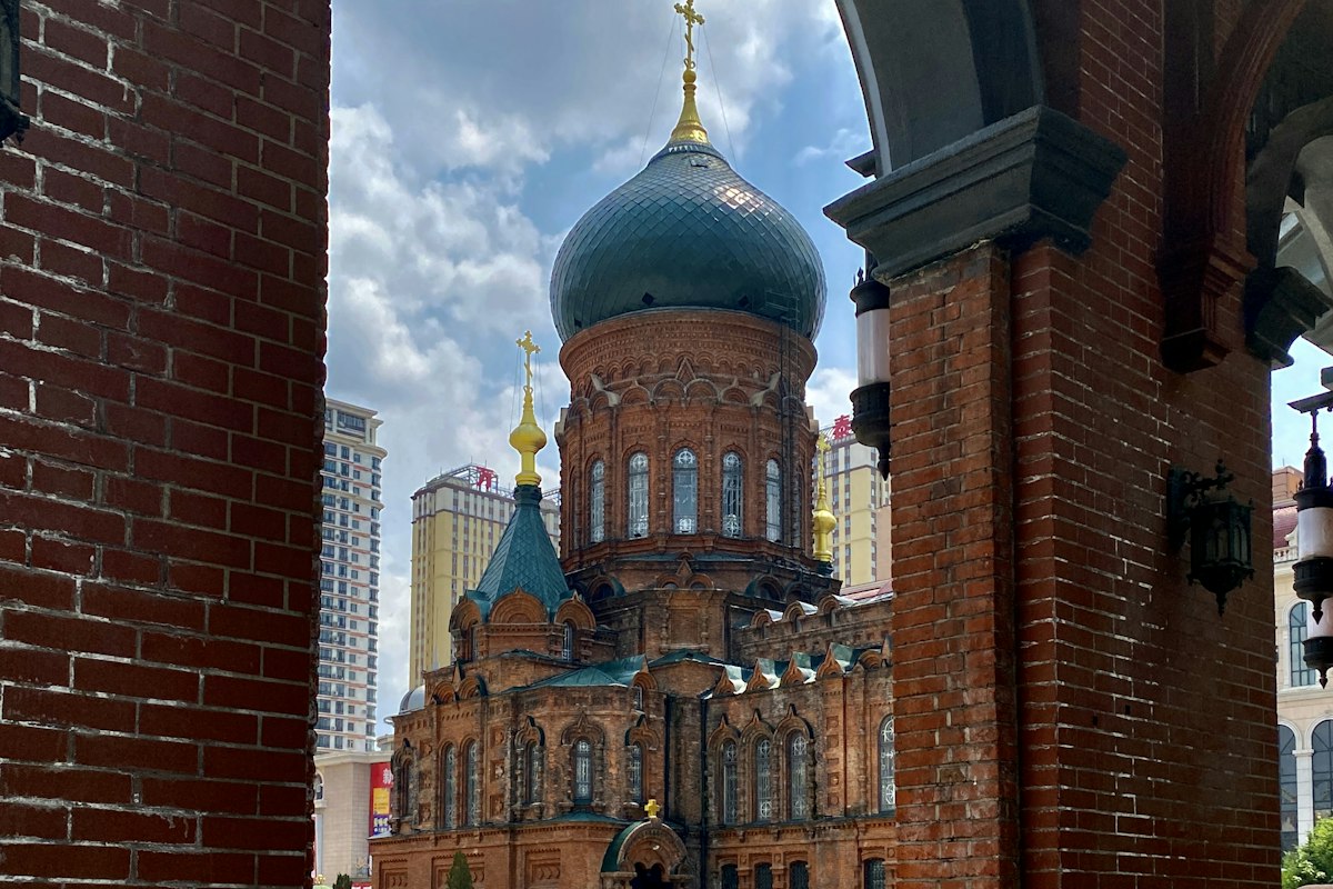Nhà thờ Saint Sophia nhìn qua vòm cửa