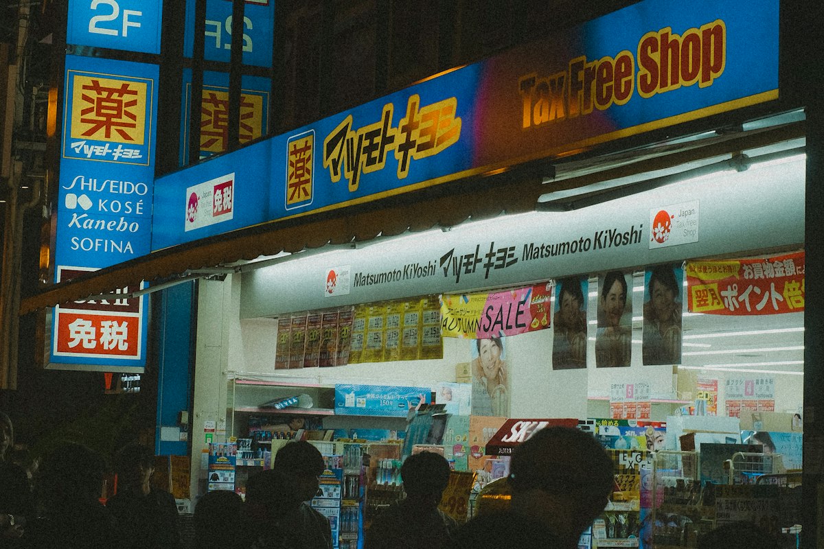 Nhà thuốc Matsumoto Kiyoshi trên phố mua sắm ở Osaka, Nhật Bản