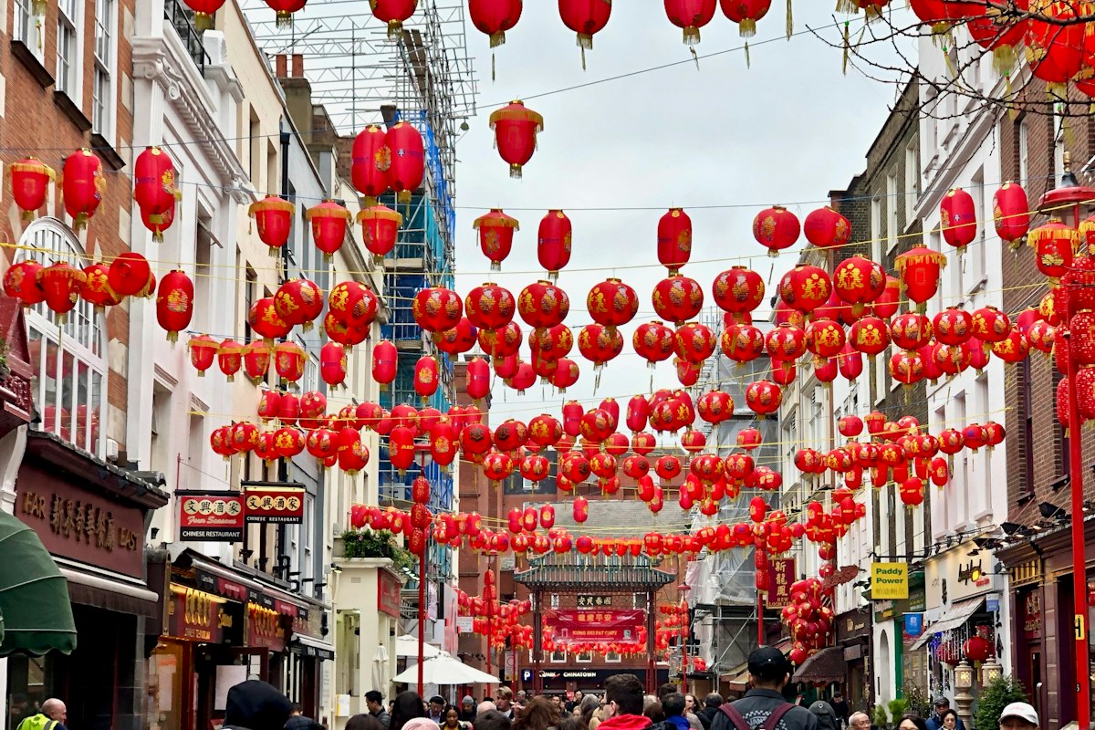 Đèn lồng đỏ giăng kín phố Chinatown, London