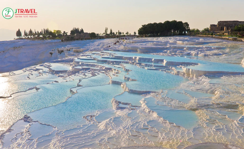 Pamukkale nổi tiếng với bậc thang đá vôi trắng và suối nước nóng tự nhiên