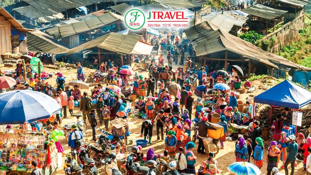 Người dân vùng cao mua bán tại chợ Bắc Hà