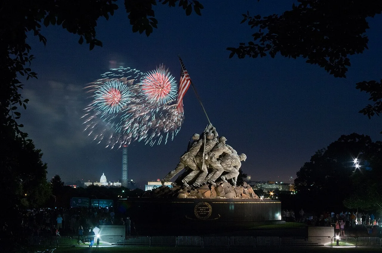 Pháo hoa 4/7 ở Mỹ trên National Mall quanh Đài tưởng niệm Washington