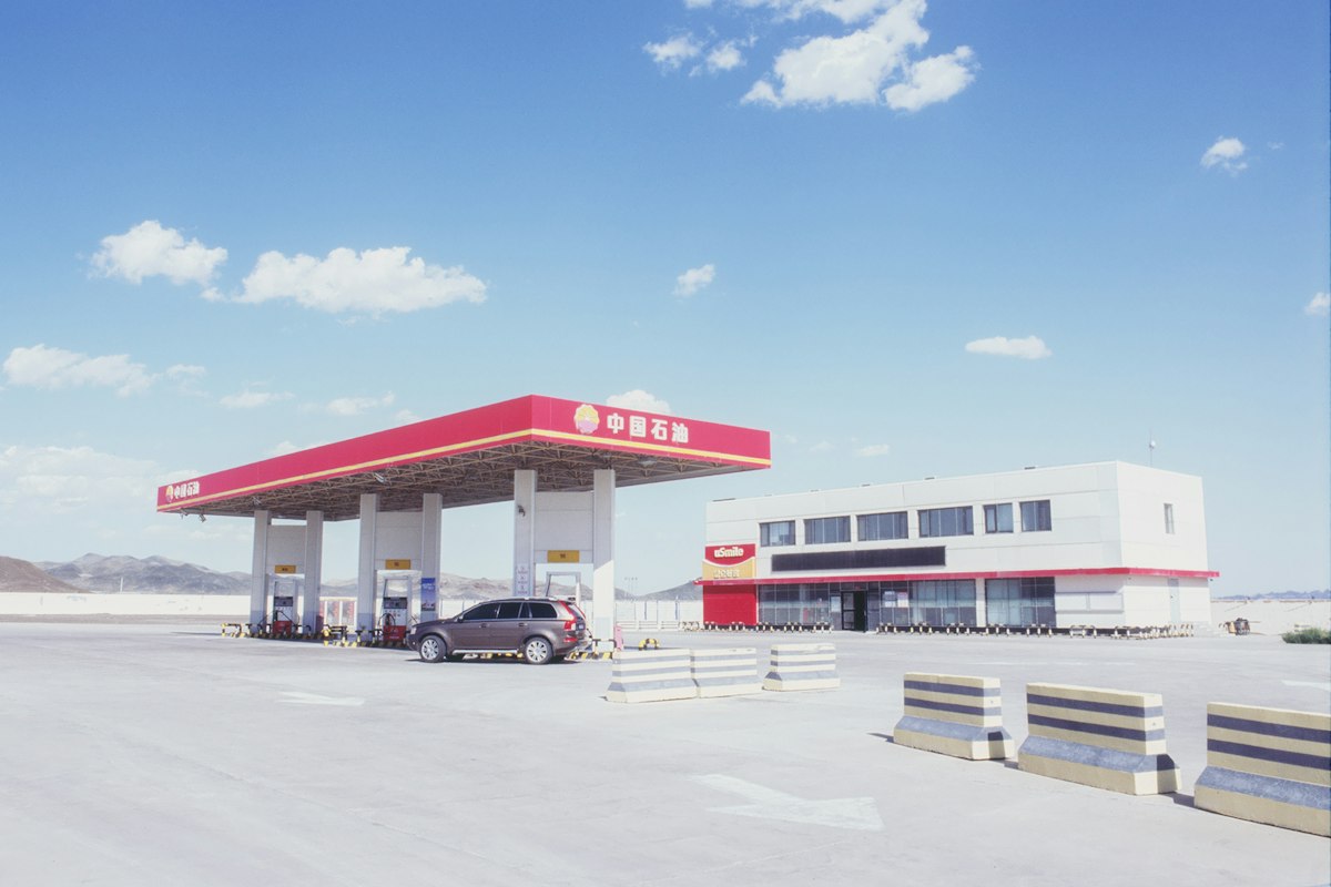 Trạm dịch vụ ven đường cao tốc giữa sa mạc