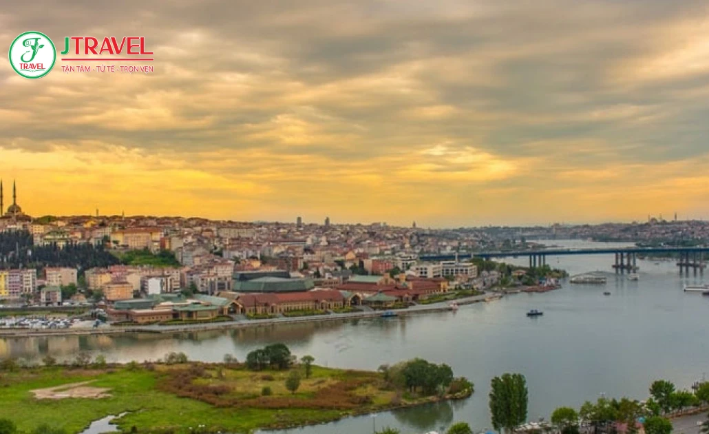 Hoàng hôn chậm và yên trên đồi Pierre Loti nhìn ra Golden Horn