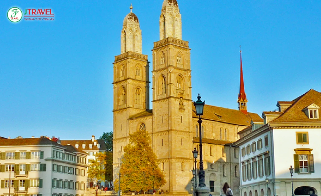 Phố cổ Altstadt ở Zurich với các ngôi nhà cổ kính