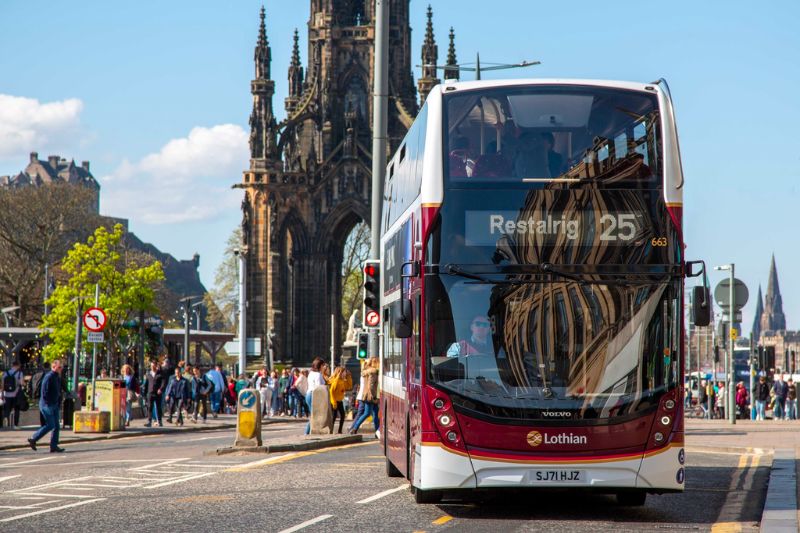 Xe bus là phương tiện di chuyển phổ biến tại thủ đô Scotland (ảnh internet)
