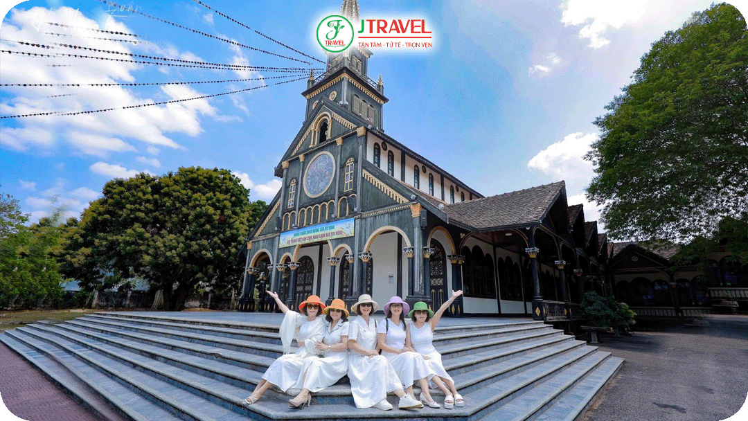 Chánh tòa Kon Tum (Nhà thờ Gỗ) được xây dựng năm 1913