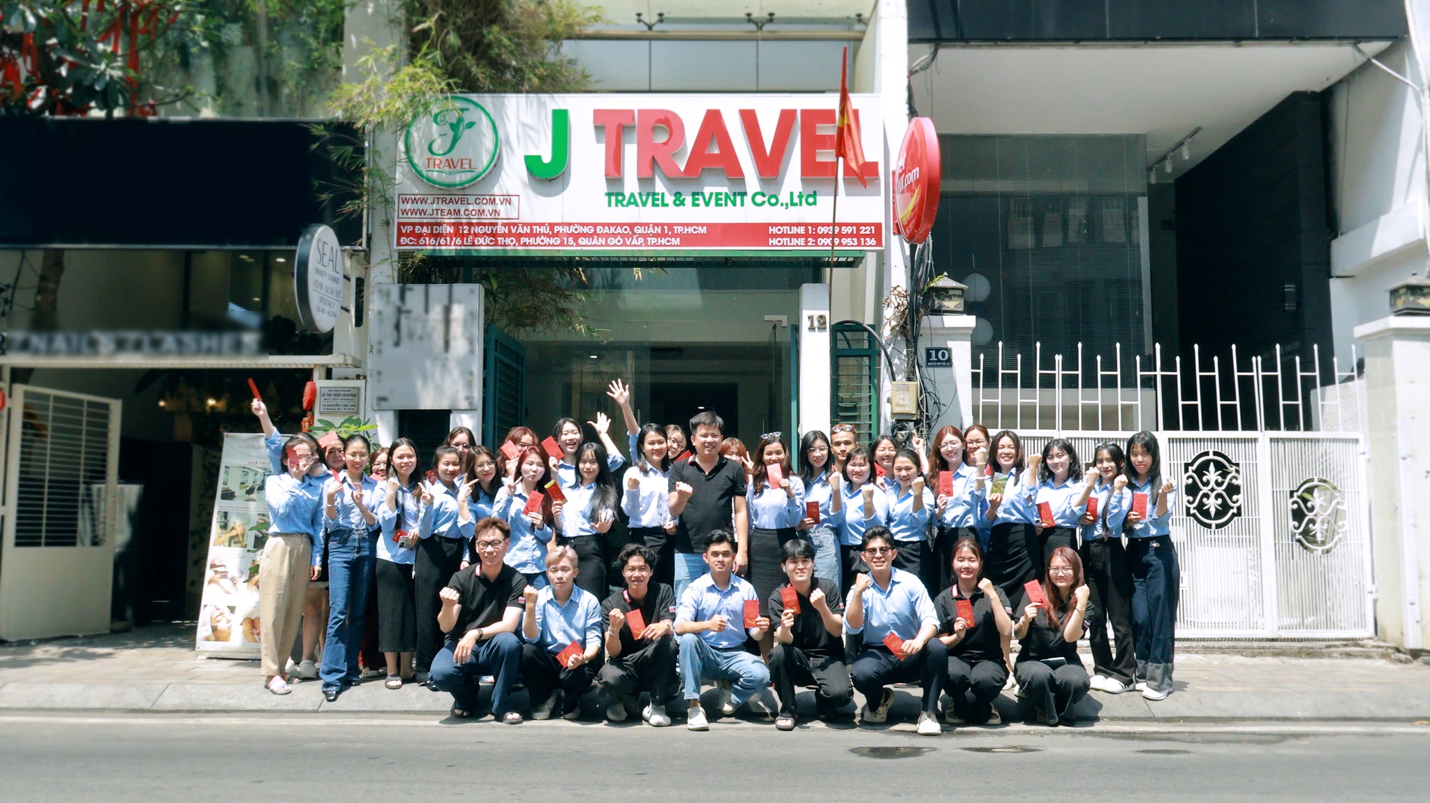 Đội ngũ nhân viên chuyên nghiệp J Travel sẵn sàng đồng hành cùng khách