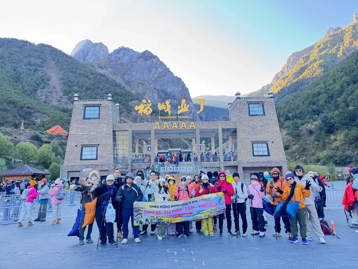 Cổng khu thắng cảnh Đạo Thành Á Đinh cùng đoàn J Travel