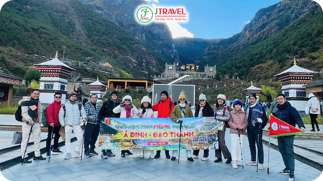 Hướng dẫn viên của J Travel luôn theo sát đoàn, sẵn sàng hỗ trợ về sức khỏe, cung cấp oxy cá nhân