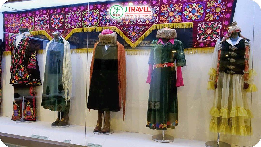 Trang phục và nghệ thuật dệt may truyền thống qua các thời kỳ