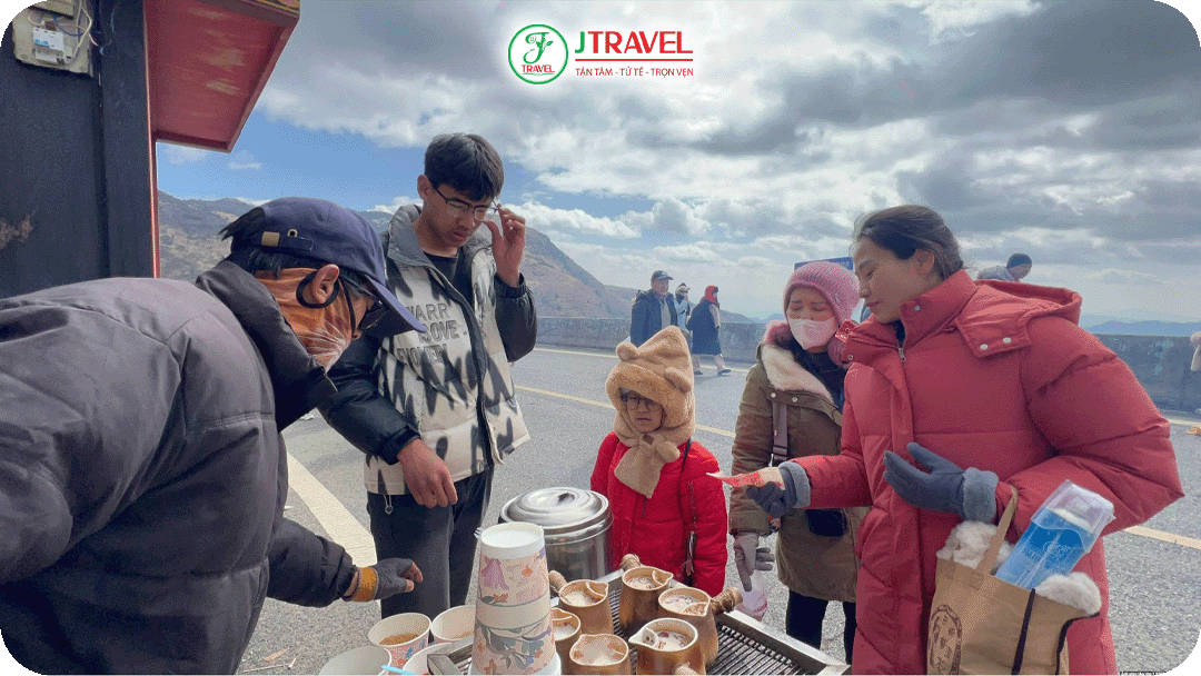 thưởng thức trà hoa cúc nóng trên núi tuyết Kiệu Tử