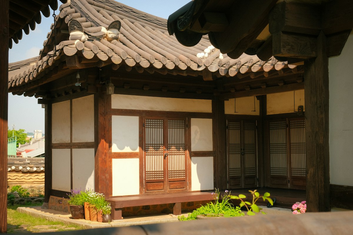 Ngôi nhà Hanok với mái ngói cong và kết cấu gỗ