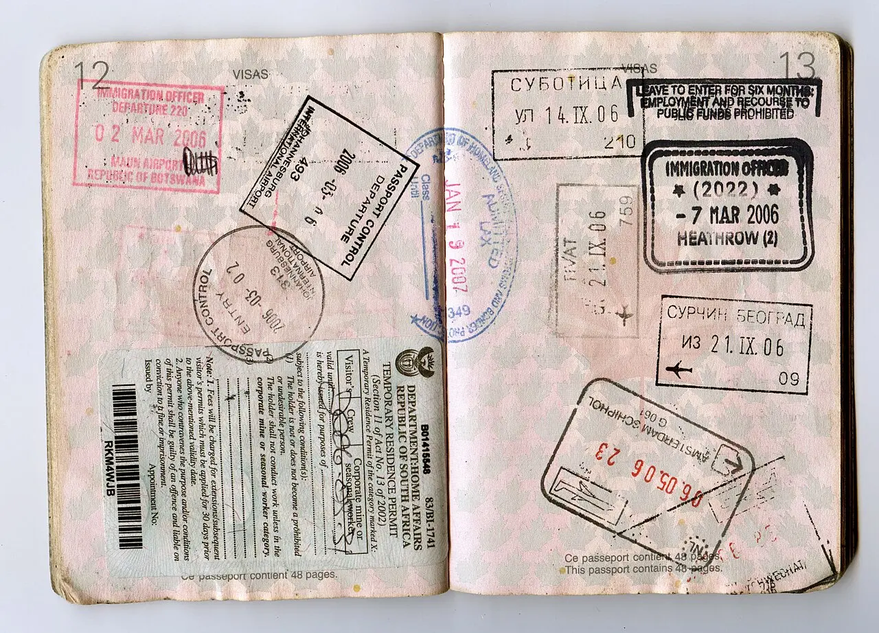 Trang hộ chiếu có dấu xuất nhập cảnh, minh họa hồ sơ khi khai mạng xã hội xin visa Mỹ