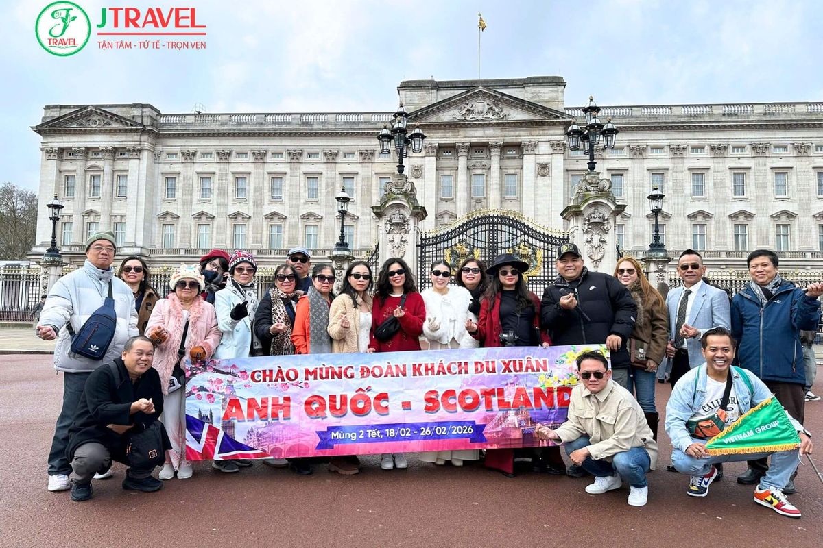 Đoàn khách J Travel trước Cung điện Buckingham, London
