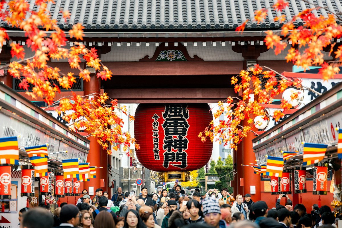 Cổng Kaminarimon với chiếc đèn lồng đỏ khổng lồ