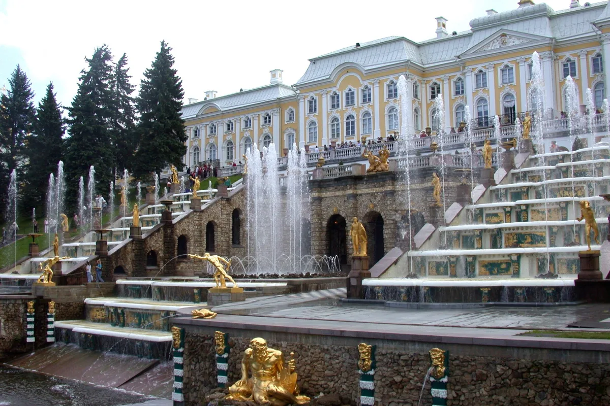 Đài phun nước Grand Cascade trước Cung điện Lớn Peterhof