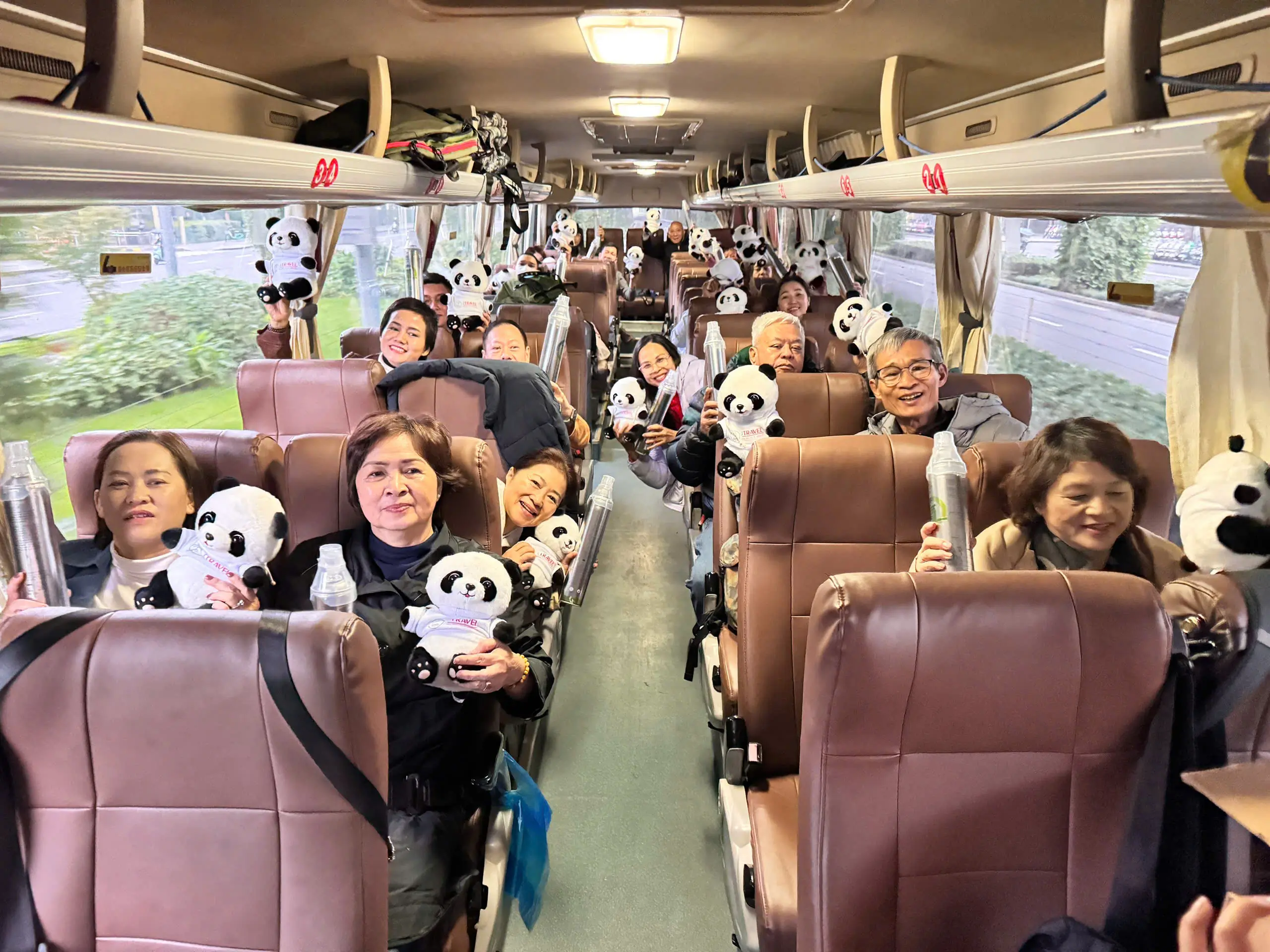 Đăng ký Tour Á Đinh Mùa Thu nhận ngay quà tặng: Bình Oxy, gậy trekking, thú bông gấu trúc từ J Travel