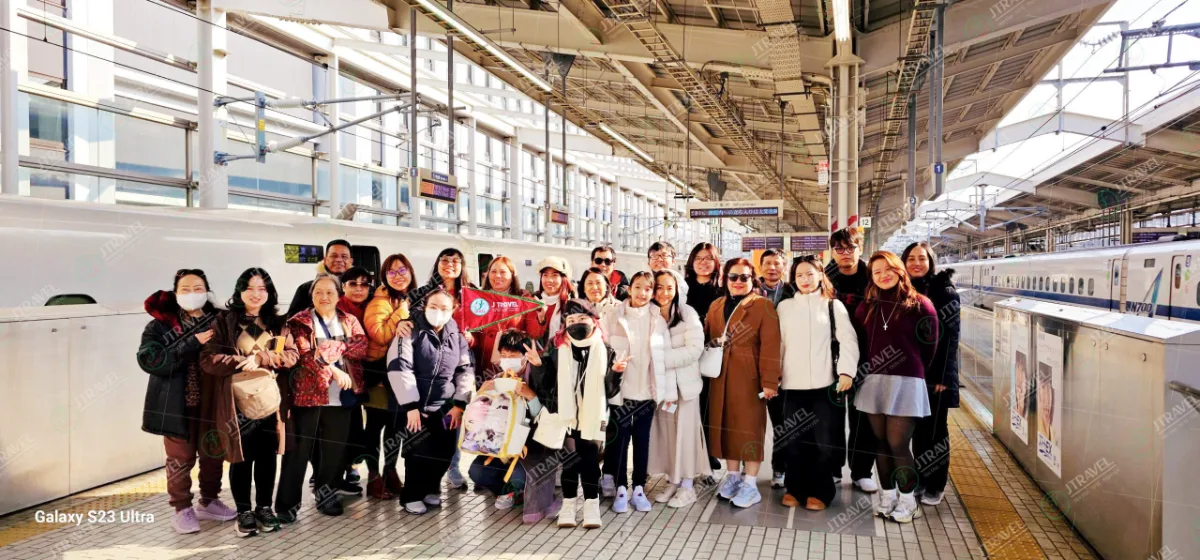 Đoàn khách J Travel ở ga tàu Shinkansen