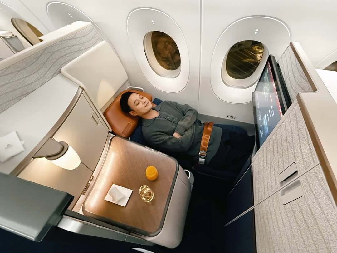 Ghế ngồi có thể biến thành giường phẳng 180° (Nguồn: ca sỉ Quang Vinh)