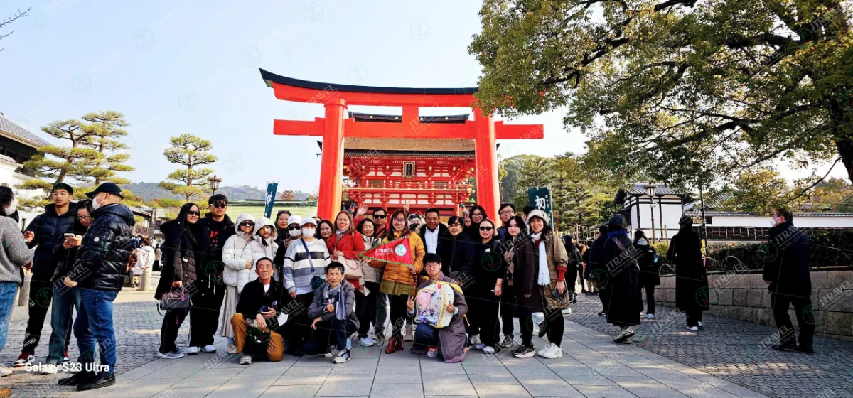 Đoàn khách J Travel tại đền Fushimi Inari Kyoto