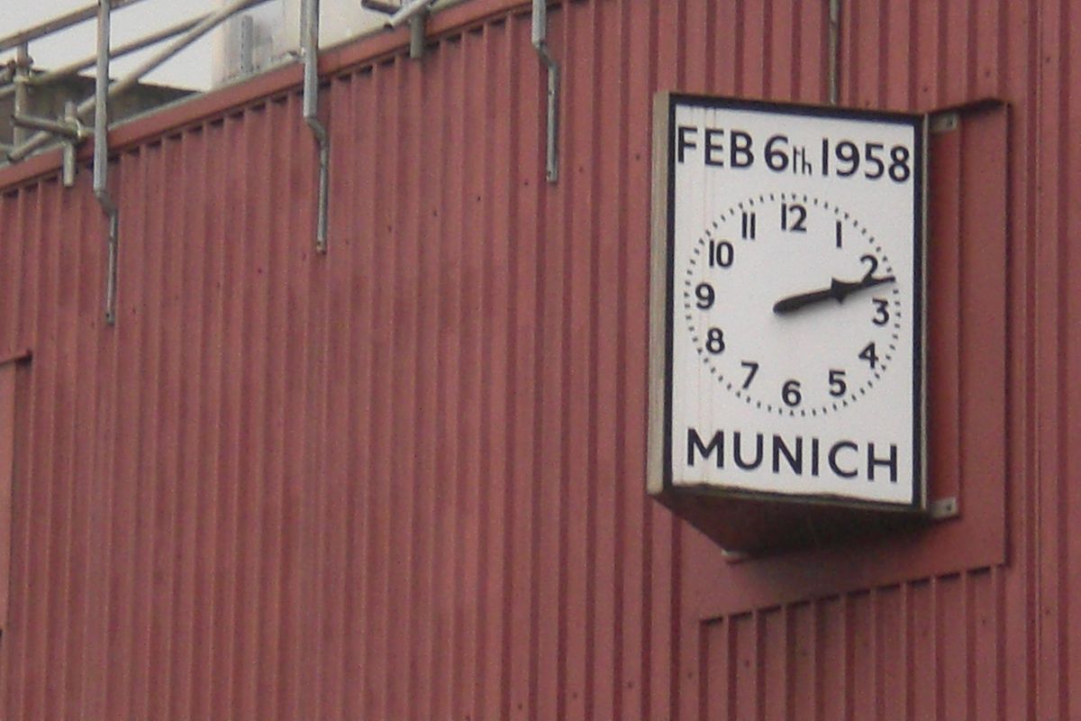 Đồng hồ Munich trên tường sân Old Trafford tưởng niệm thảm họa hàng không ngày 6/2/1958