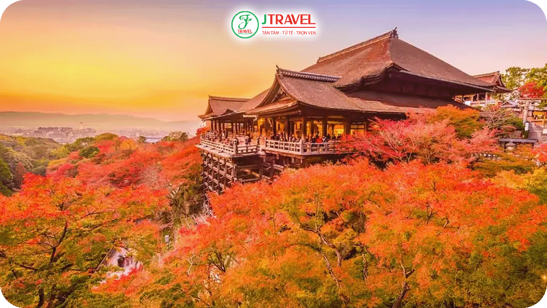 Mùa thu là thời điểm đông du khách nhất trong năm tại Chùa Kiyomizu-dera
