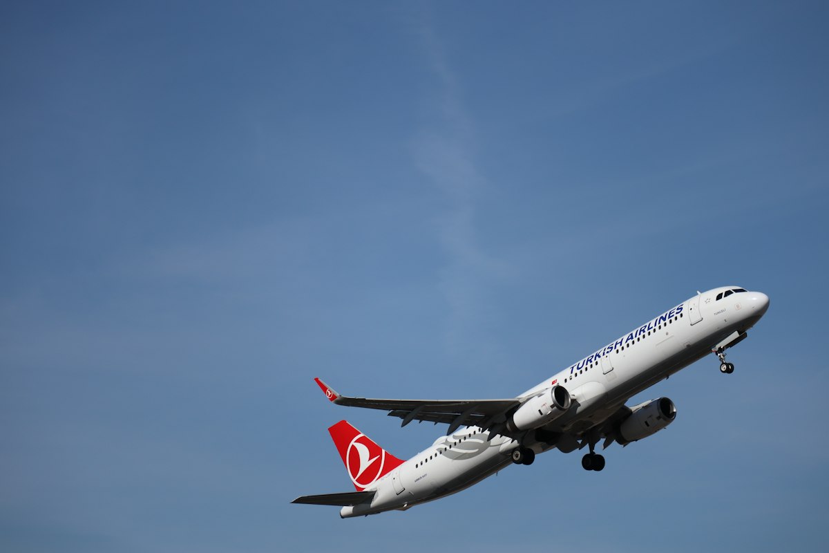 Máy bay Turkish Airlines cất cánh