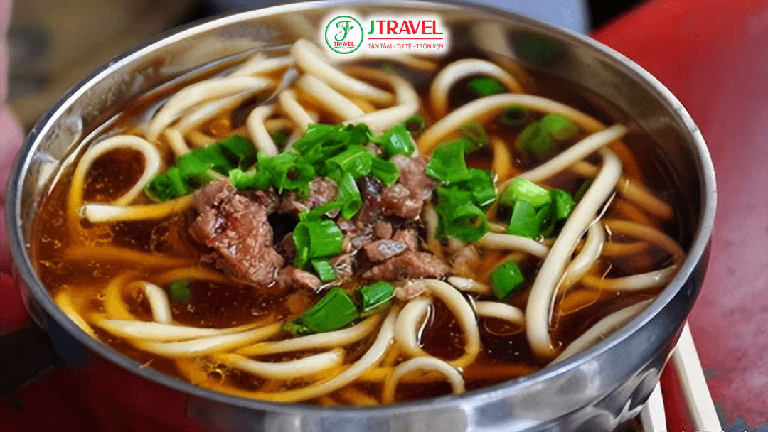 Mì Tạng - Ngon từ nước dùng xương bò