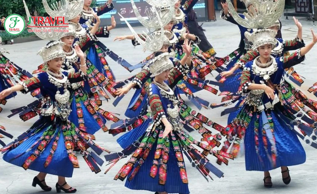 Biểu diễn văn nghệ dân tộc Miêu với trang phục truyền thống