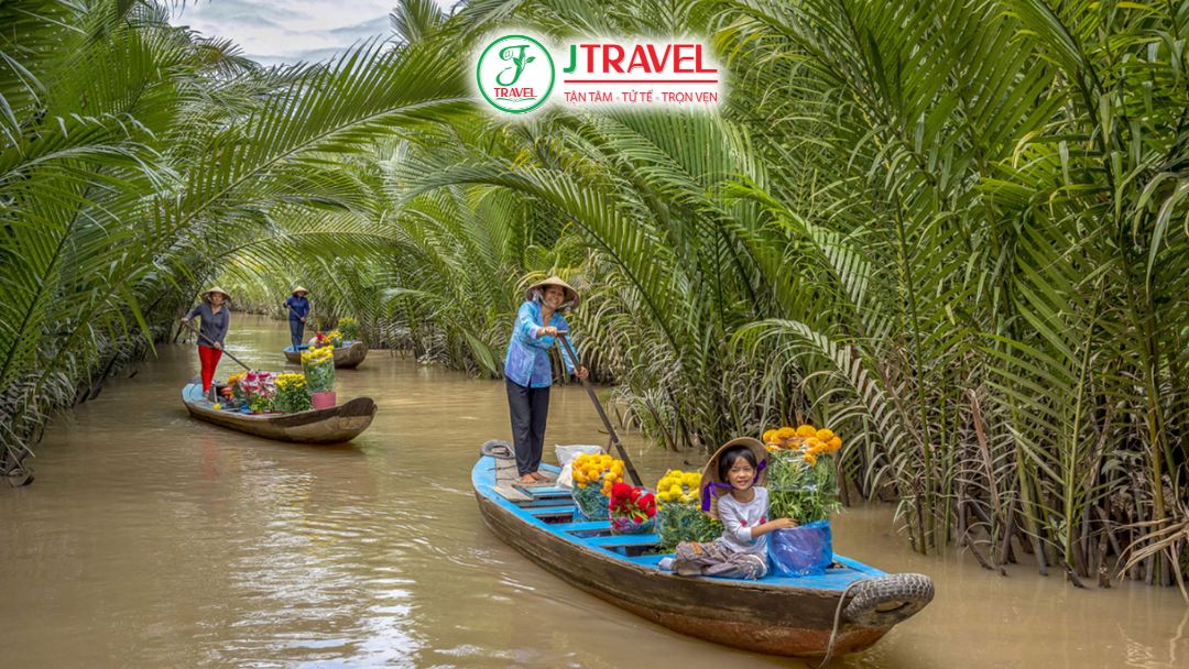 Đi thuyền khám phá Cồn Lân
