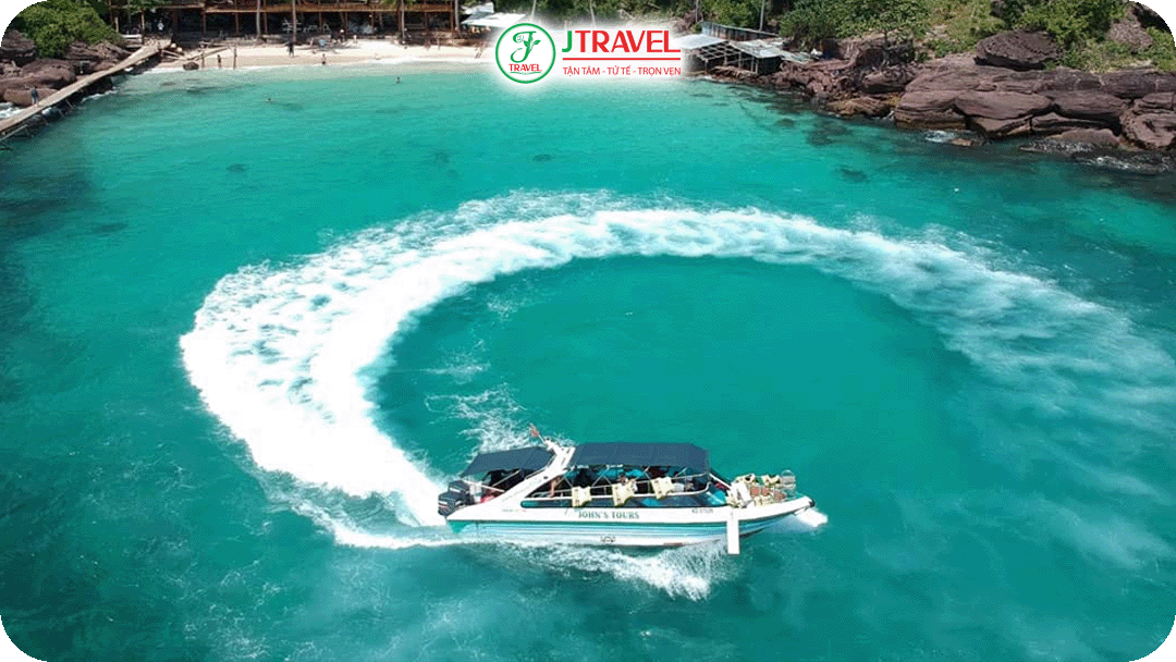 Du khách có thể tham gia tour cano tham quan các hòn đảo nhỏ