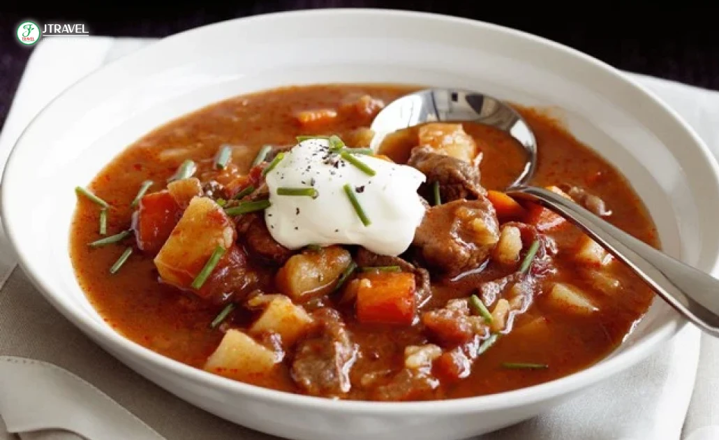 Súp Goulash nóng hổi
