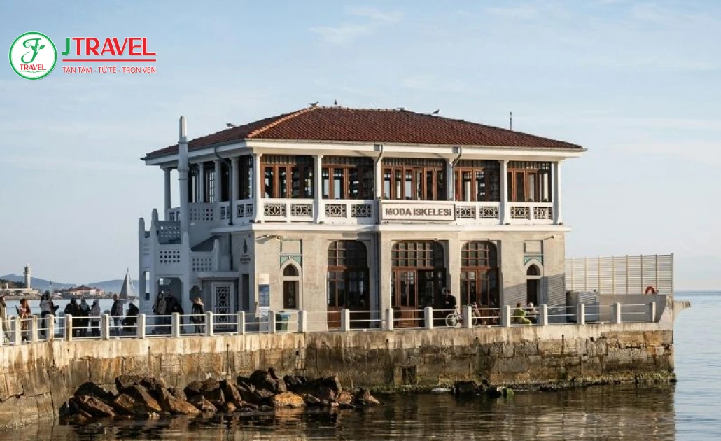 Hoàng hôn yên bình tại công viên Moda nhìn sang châu Âu