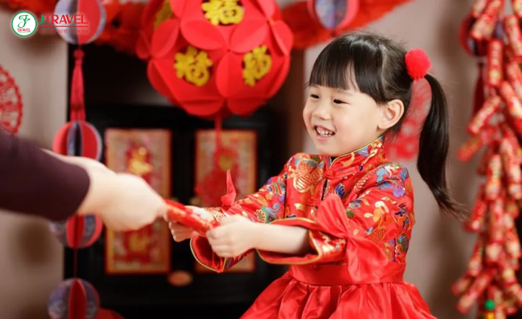 Không khí Tết Trung Quốc với phong tục thủ tuế và mừng tuổi bằng bao lì xì đỏ tượng trưng cho phát tài
