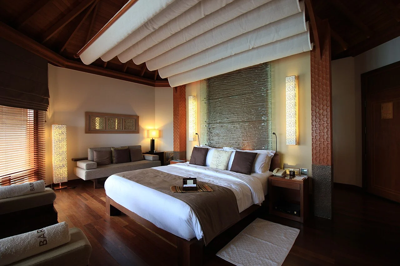 Bên trong một water villa có hồ bơi riêng ở Maldives