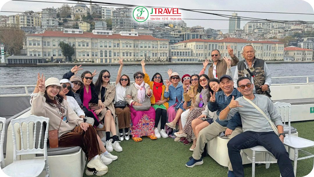 Du khách J Travel trải nghiệm ngồi du thuyền qua eo biển Bosphorus