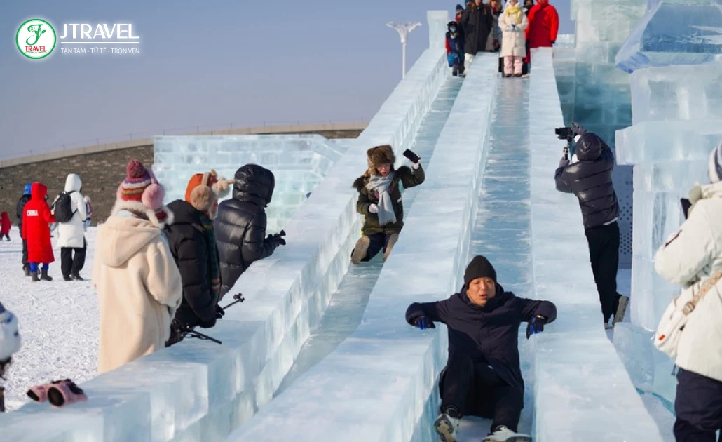 Cầu trượt băng tại Harbin Ice and Snow World