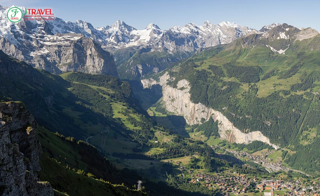 Làng Lauterbrunnen Thụy Sĩ nhìn từ trên cao với thác Staubbach, đồng cỏ xanh và những ngôi nhà gỗ cổ kính