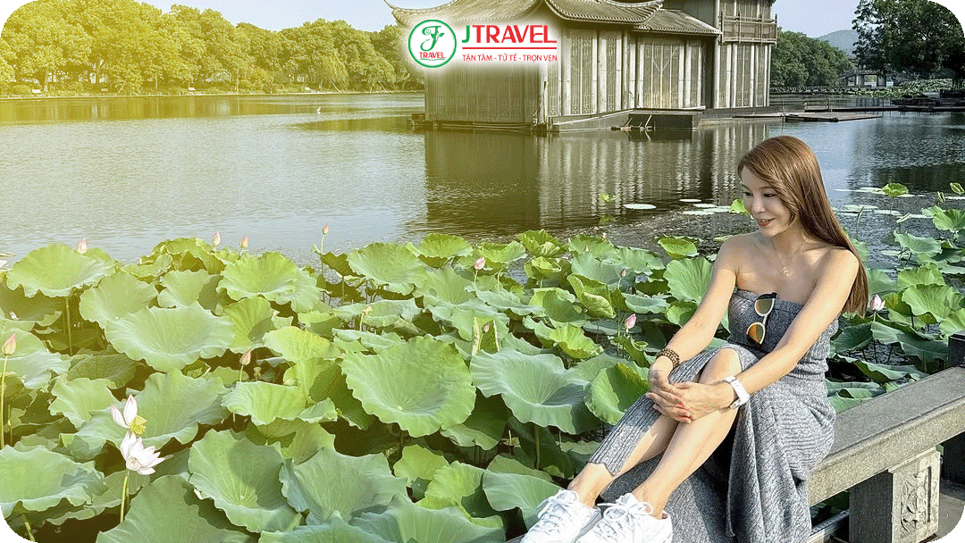 Tản bộ và chụp hình tại Tây Hồ