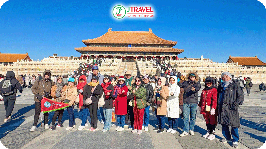 Đoàn du khách J Travel tham quan Tử Cấm Thành