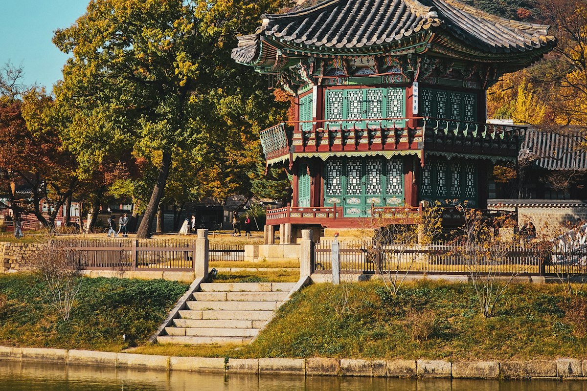Đình Hyangwonjeong trong cung Gyeongbokgung mùa thu
