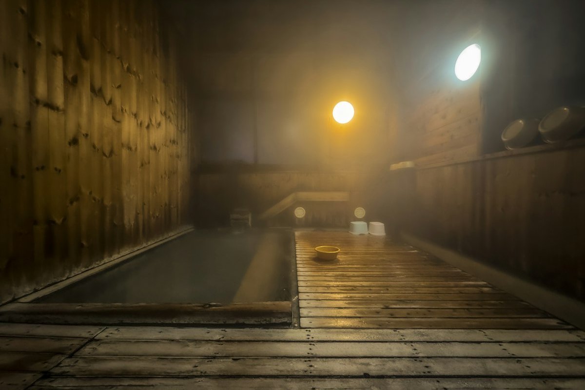 Bồn tắm onsen truyền thống ở Zao Onsen, Nhật Bản