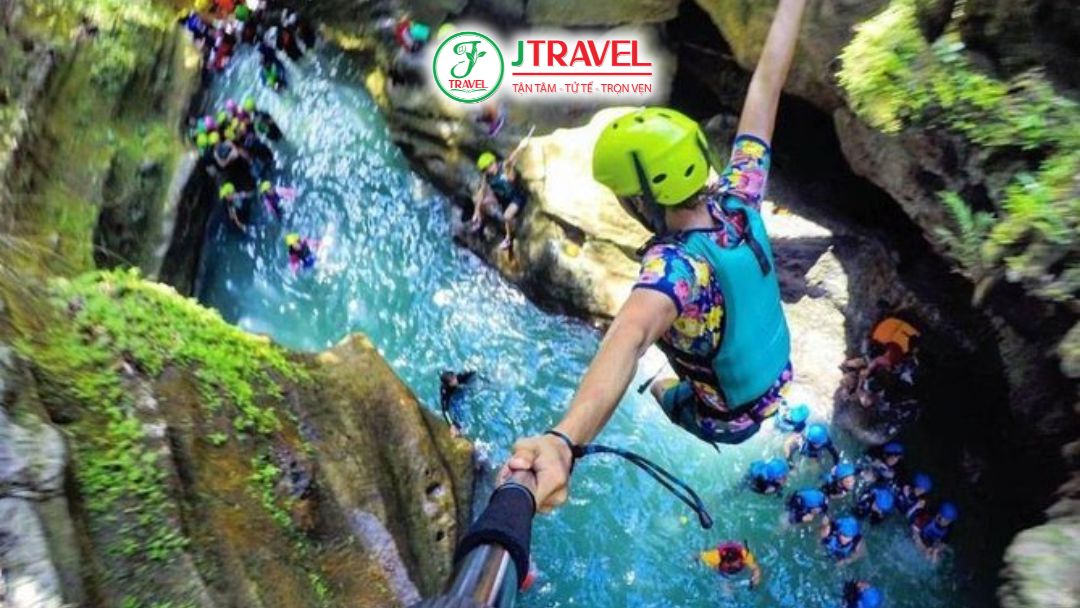 Hướng dẫn kỹ thuật nhảy và trượt thác tại kawasan falls