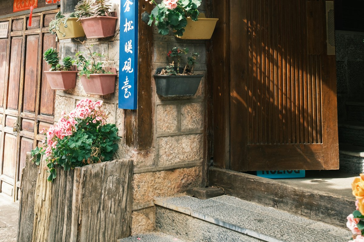 Ngôi nhà cổ trang trí hoa và đèn lồng